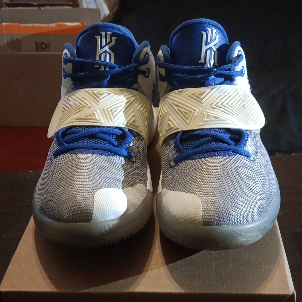 Nike Kyrie Irving Flytrap3 (2020) White Varsity Royal  SZ 11 EUC - Picture 4 of 9